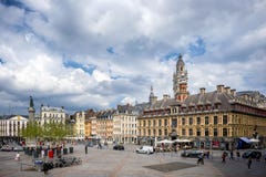 € “FRANCIA di LILLE: Quadrato di Place du Generale de Gaulle davanti alla costruzione di scambio del fondo antico a Lille, Franc fotografia stock € “FRANCIA di LILLE: Quadrato di Place du Generale de Gaulle davanti alla costruzione di scambio del fondo antico a Lille, Franc fotografia stock